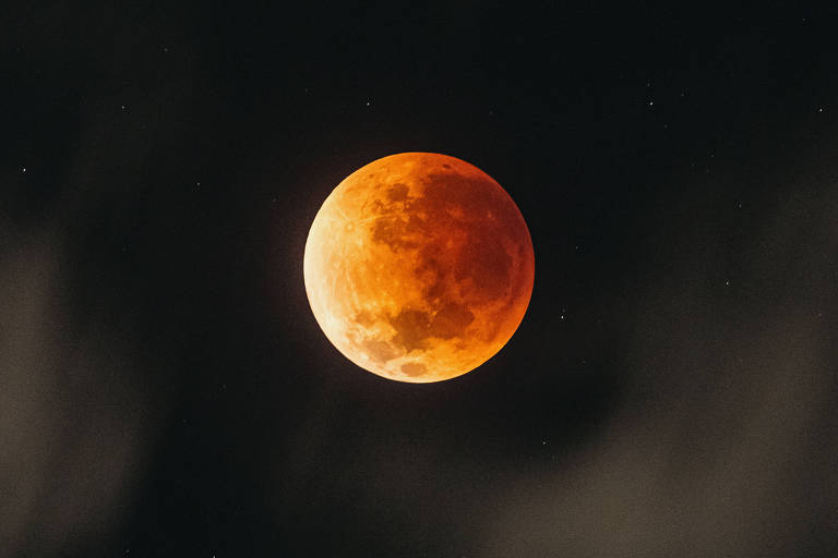 foto de lua avermelhada por causa do eclipse lunar total