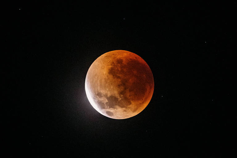 Eclipse total da lua visto e mutirão do emprego em SP; veja fotos de hoje