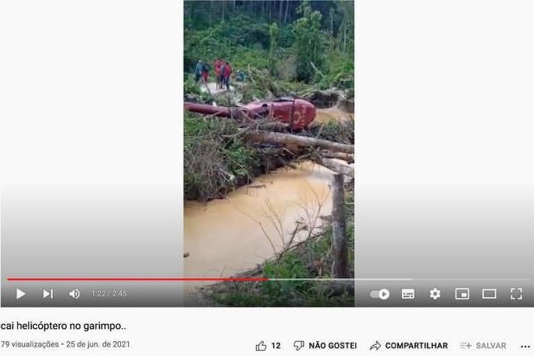 Imagem de reprodução de vídeo mostra um helicóptero caído no meio de uma mata