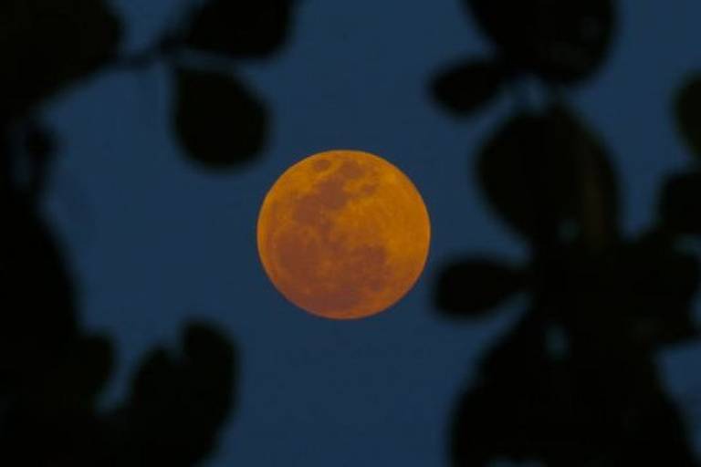 Eclipse com superlua de sangue: imagens do fenômeno em várias partes do mundo