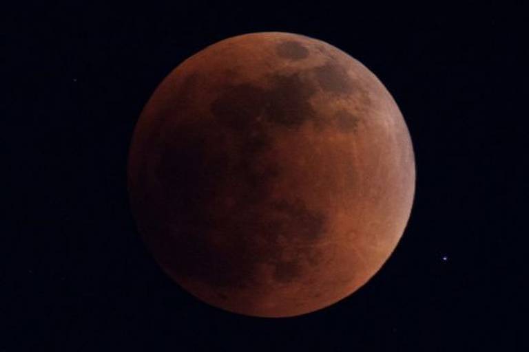 Imagem mostra a lua em tom vermelho