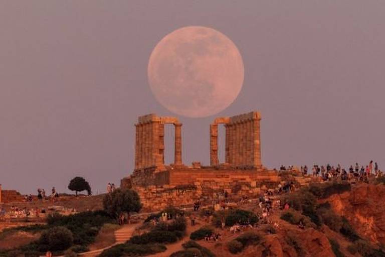 Imagem panorâmica mostra a lua e o Templo de Poseidon, na Grécia