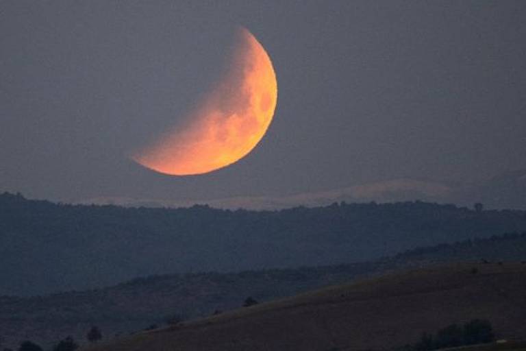 Imagem panorâmica mostra a lua
