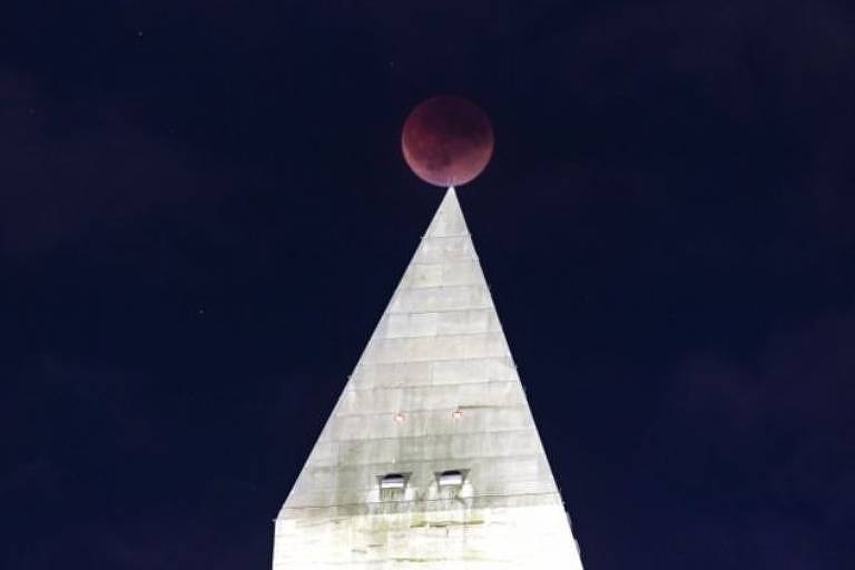 Imagem panorâmica mostra a lua acima do obelisco de Washington, capital dos EUA