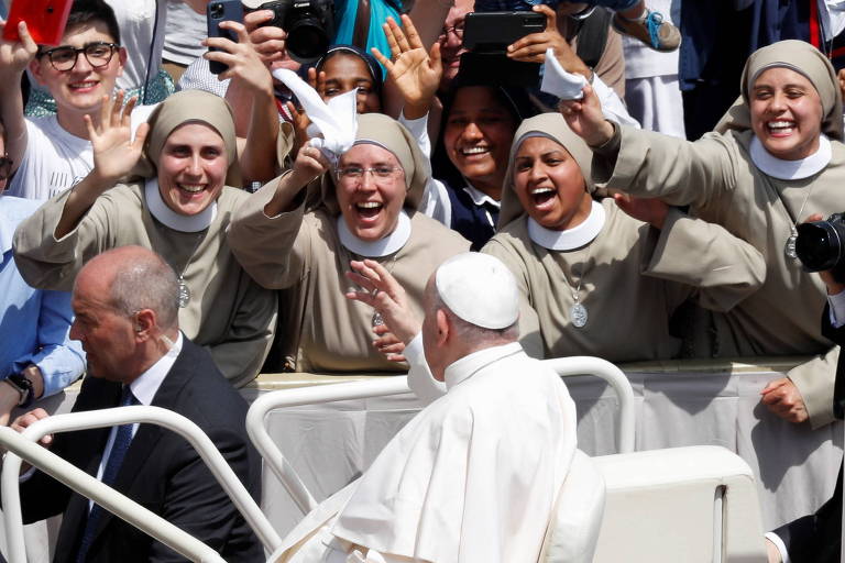 Papa Francisco cumprimenta fiéis após missa no Vaticano