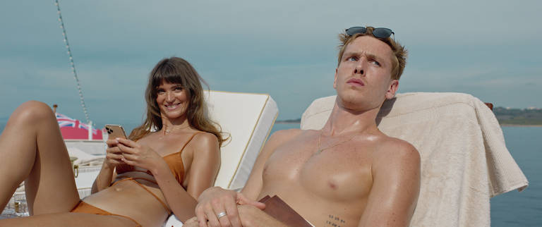 Cena do filme "Triangle of Sadness", de Ruben Ostlund, que integra a mostra competitiva do Festival de Cannes de 2022