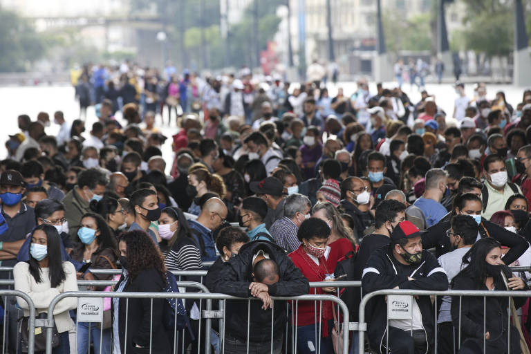 Centenas de pessoas formam fila para mutirão de emprego em