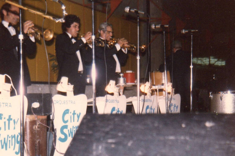 O músico José Luiz Marques (centro) ao lado do pai (à dir), Alcides, durante apresentação da orquestra City Swing, que tocou durante 55 anos em bailes do interior de São Paulo e em Minas Gerais
