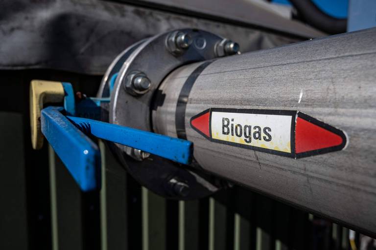 Imagem mostra tubo de aço com retângulo branco onde está escrito "biogas"