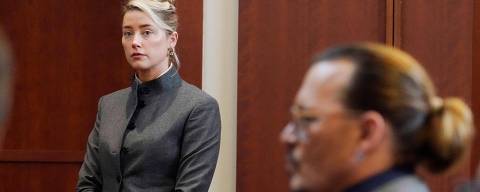 Actors Amber Heard and Johnny Depp watch as the jury leave the courtroom for a lunch break at the Fairfax County Circuit Courthouse in Fairfax, Virginia, on May 16, 2022. - Actor Johnny Depp sued his ex-wife Amber Heard for libel in Fairfax County Circuit Court after she wrote an op-ed piece in The Washington Post in 2018 referring to herself as a 