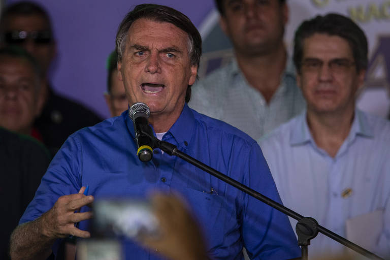 "Eu entrego a faixa para qualquer um, se eu disputar a eleição, né? Se eu disputar, eu entrego a faixa para qualquer um. Uma eleição limpa", disse Bolsonaro