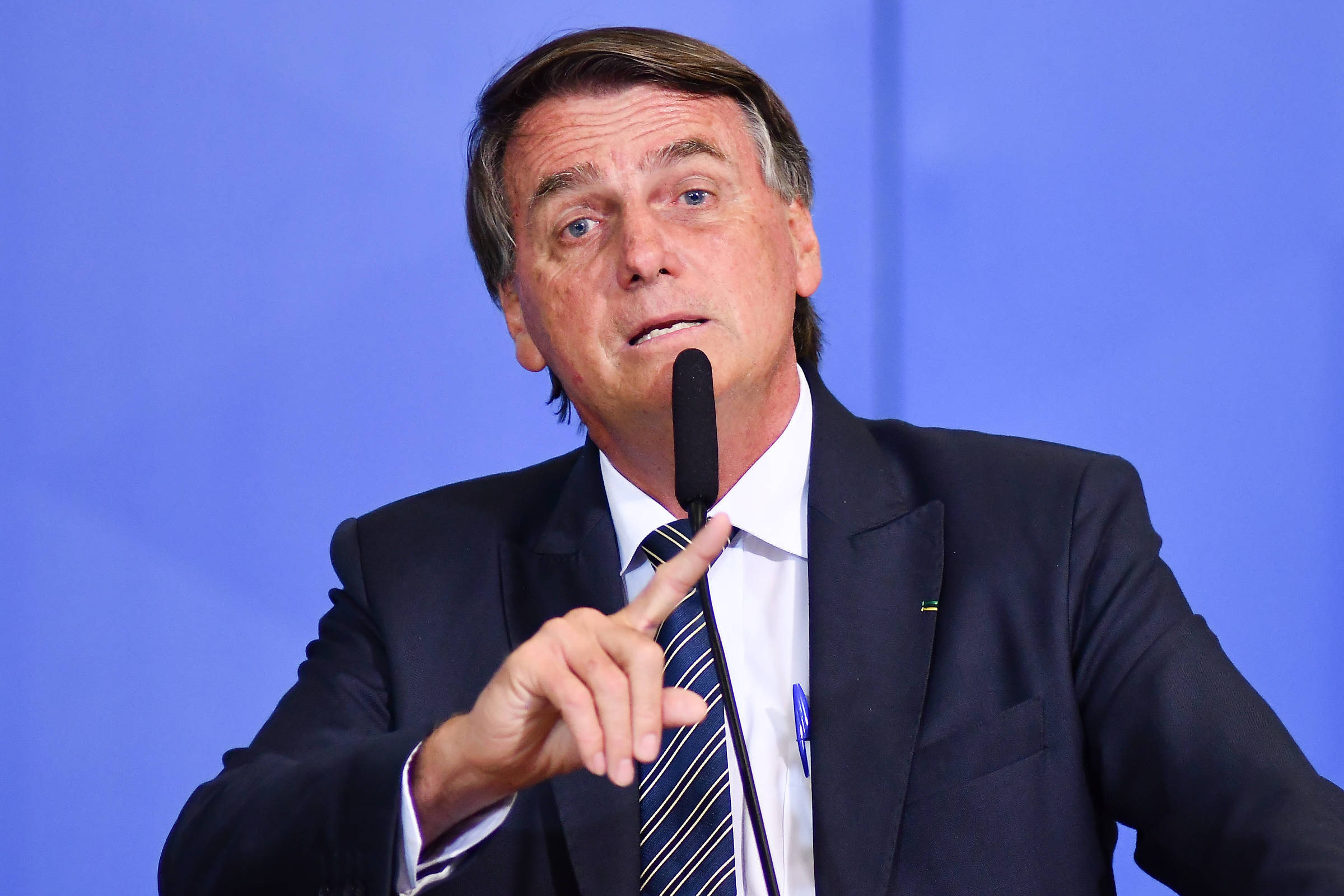 Bolsonaro pode cometer crime ao impor condição para aceitar derrota, diz professor