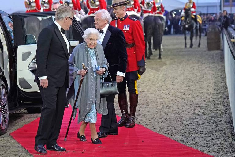 A rainha Elizabeth, de bengala, ao chegar para o evento 'A Gallop Through History, no castelo de Windsor