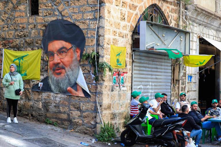 Foto do líder do Hizbullah, Hassan Nasrallah, em local de votação de Beirute 