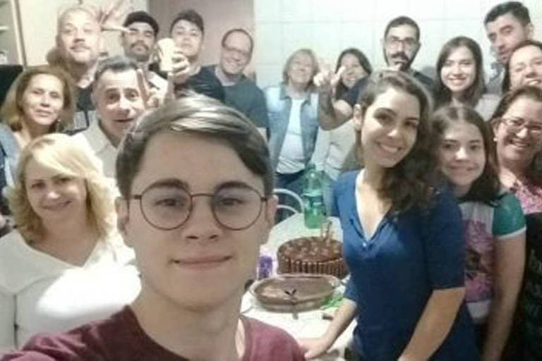 Rafael Miguel com a namorada Isabela Tibcherani  e família em seu aniversario