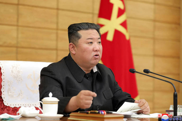 O ditador da Coreia do Norte, Kim Jong-un, durante reunião de emergência em Pyongyang