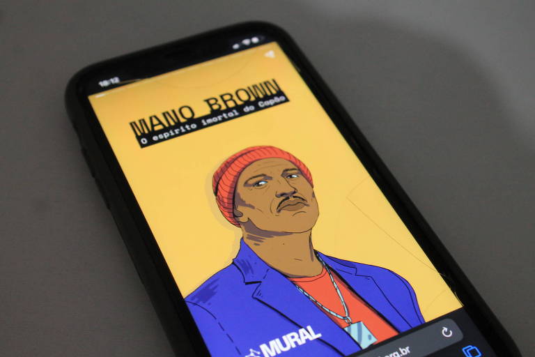 Celular sobre a mesa com a imagem ilustrada do rapper Mano Brown