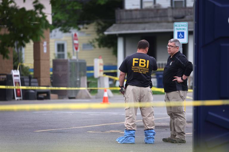 Agentes de segurança no local de ataque a tiros em que dez pessoas foram mortas, em Buffalo, nos EUA
