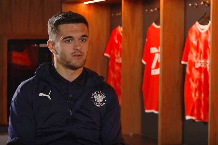 Jake Daniels, jogador do Blackpool, durante entrevista para a Sky Sports