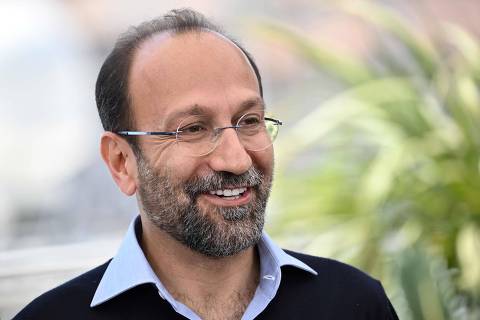 Iranian film director and member of the Jury of the Official Selection Asghar Farhadi smiles during a photocall of the Jury at the 75th edition of the Cannes Film Festival in Cannes, southern France, on May 17, 2022. (Photo by LOIC VENANCE / AFP)