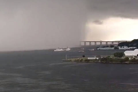 Vídeo mostra o momento em que a ponte Rio-Niterói foi encoberta por uma tempestade nesta segunda-feira (16)
( Foto: Reprodução/ @ttgarcia no Twitter )