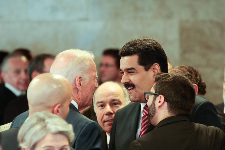 O então vice-presidente dos EUA Joe Biden e o ditador da Venezuela, Nicolás Maduro, durante cerimônia de posse de Dilma Rousseff, em Brasília