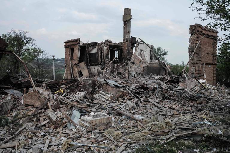 Escombros de escola na região de Lugansk, no leste da Ucrânia