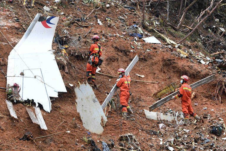 Equipes de resgate realizam trabalhos de busca e resgate em local de queda de avião em Guangxi, no sul da China
