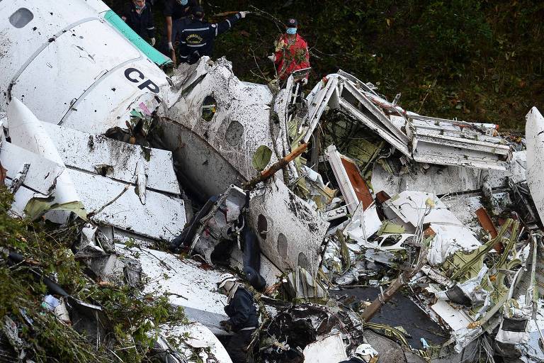 Destroços do avião da LaMia que caiu com o time da Chapecoense