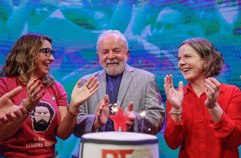 Janja (à esq.) participa de comemoração de aniversário do PT ao lado do ex-presidente Lula e da presidente do partido, Gleisi Hoffmann, em fevereiro de 2022