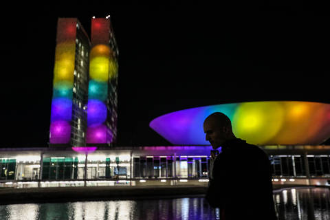 BRASILIA, DF,  BRASIL,  17-05-2022, 18h00.  Iluminação especial do Congresso Nacional pelo Dia Internacional Contra a LGBTfobia FOTO Gabriela Biló /Folhapress, POLITICA)