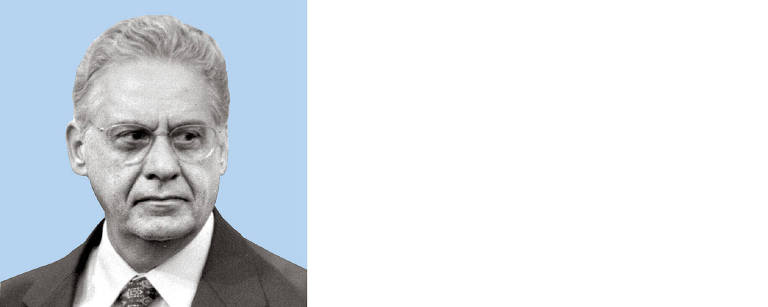 Foto de rosto P&B do ex-presidente Fernando Henrique Cardoso recortada com um fundo azul claro