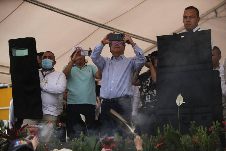 O candidato à Presidência Gustavo Petro, líder nas pesquisas de intenção de voto, participa de comício ao lado de seguranças com escudos em Fusagasuga, na Colômbia