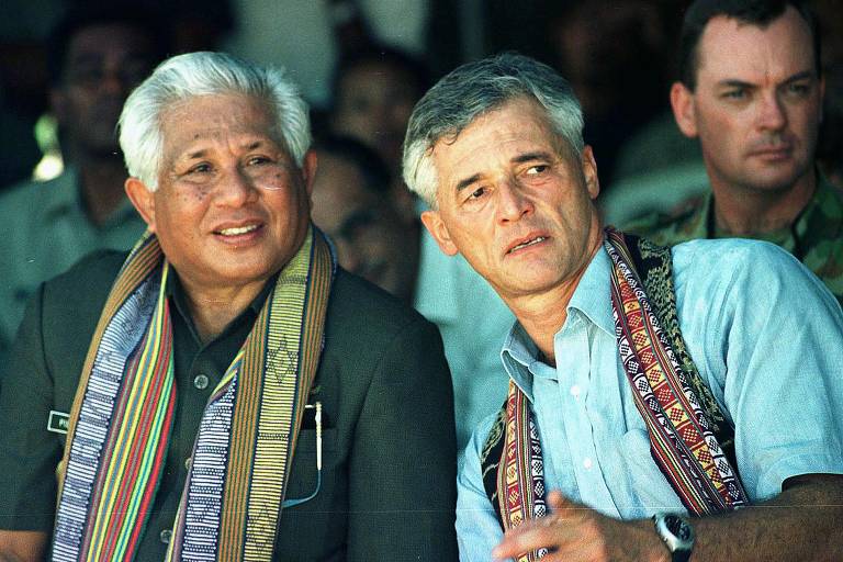 O brasileiro Sergio Vieira de Mello, então chefe da missão da ONU no Timor Leste, e Piet Tallo, então governador da província indonésia de East Nusatenggara, durante evento em Maliana