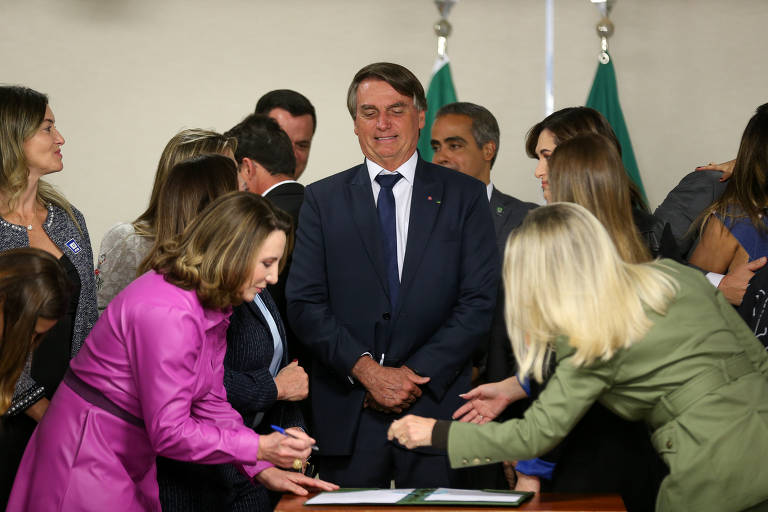 Bolsonaro em cerimônia no Planalto, acompanhado de parlamentares da base aliada