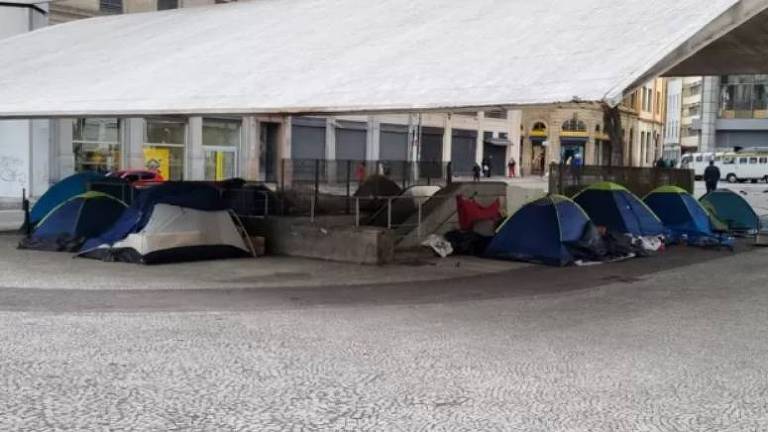 Moradores de rua colocam barracas próximas umas às outras para se protegerem do frio em SP