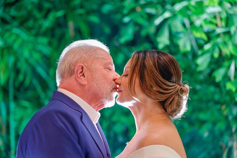 Lula e Janja se beijam 