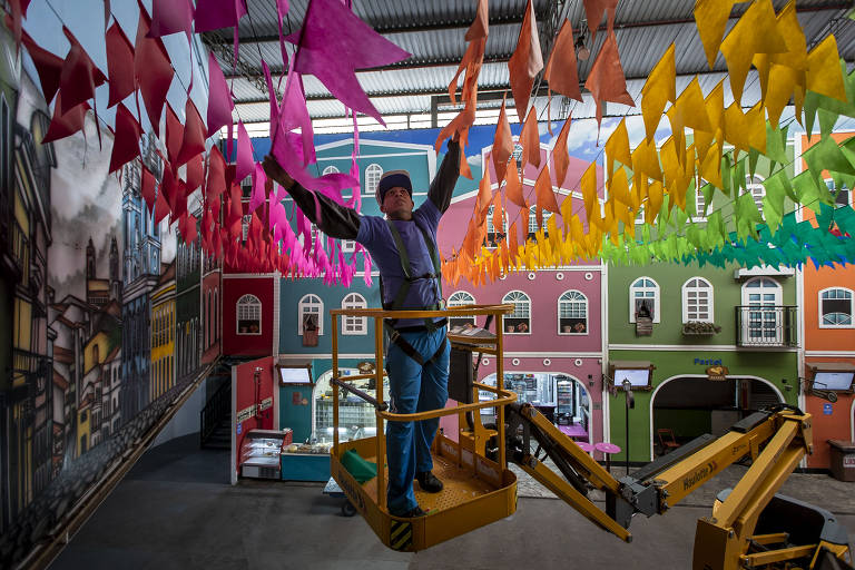 Funcionário trabalha na ornamentação do Centro de Tradições Nordestinas, no bairro do Limão, zona norte da cidade para o "São João de Nóis Tudim"