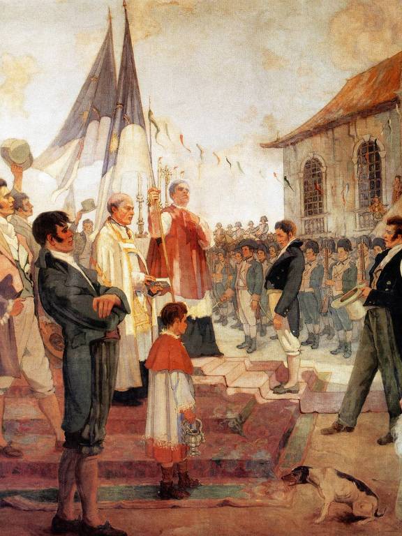 No centro da imagem, dois homens usando batinas seguram duas bandeiras de Pernambuco. Outros homens em vestimentas solenes rodeiam a cerimônia. Há uma criança, também usando batina, e um cachorro, à frente. Ao fundo, uma multidão de civis assiste à cena