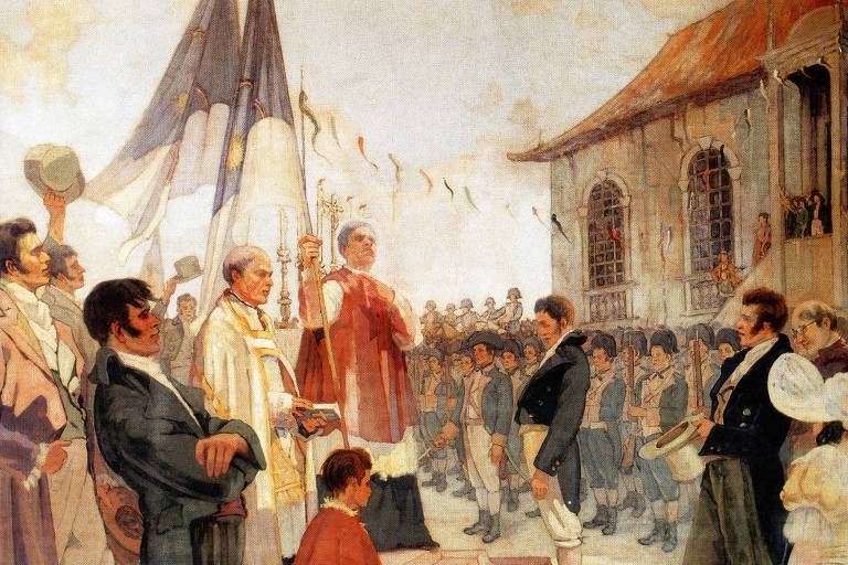No centro da imagem, dois homens usando batinas seguram duas bandeiras de Pernambuco. Outros homens em vestimentas solenes rodeiam a cerimônia. Há uma criança, também usando batina, e um cachorro, à frente. Ao fundo, uma multidão de civis assiste à cena