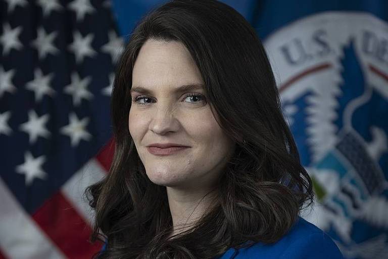 Foto oficial de Nina Jankowicz, líder do conselho de combate à desinformação do governo dos EUA