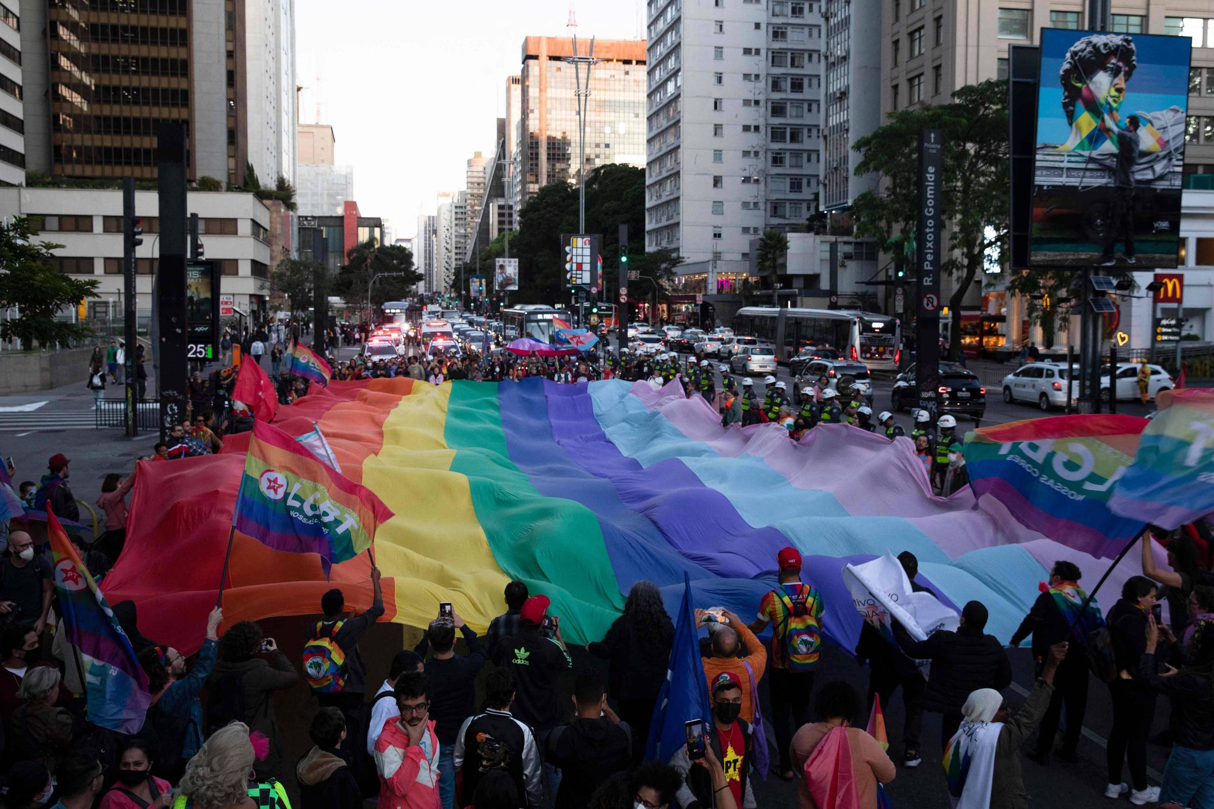 LGBT+ parade fills Paulista Avenue - 20/06/2022 - Brazil - Folha