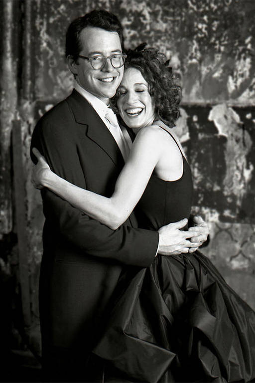 Sarah Jessica Parker, de vestido preto, e Matthew Broderick, de terno, no dia em que se casaram. Os dois estão abraçados e sorriem para a câmera, numa imagem em preto e branco 