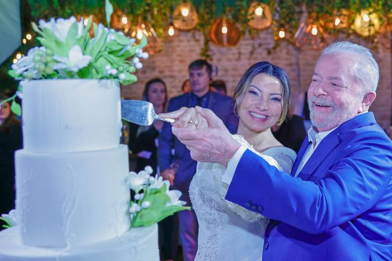 O ex-presidente Luiz Inácio Lula da Silva (PT) e a socióloga Rosângela da Silva, a Janja, cortam o bolo de casamento em cerimônia fechada na cidade de São Paulo