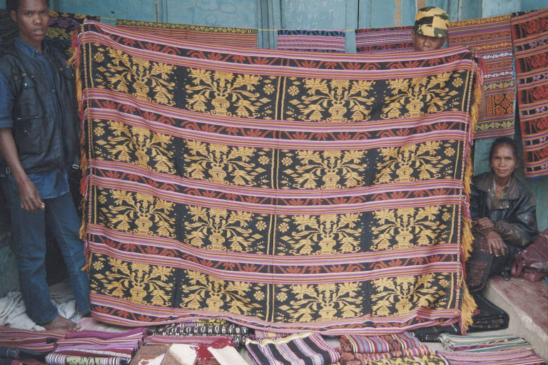 Vendedores de tais, coloridos tecidos fabricados com teares tradicionais, expõem em 1998 produto no mercado de Ermera, no Timor Leste 