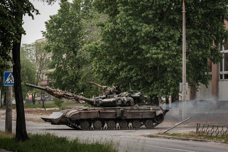 Tanque ucraniano passa por rua de Severodonetsk durante ataque com morteiros pelos russos