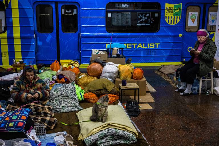 Pessoas se abrigam e vivem em estação de metrô subterrânea no distrito de Saltivska, em Kharkiv, leste da Ucrânia; milhares de pessoas evacuadas de vilarejos e distritos de Karkhiv, onde a guerra está acontecendo, agora são refugiados na segunda maior cidade da Ucrânia