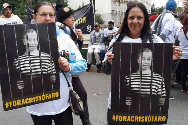Manifestantes pedem punição a vereador Camilo Cristófaro, acusado de atos racistas