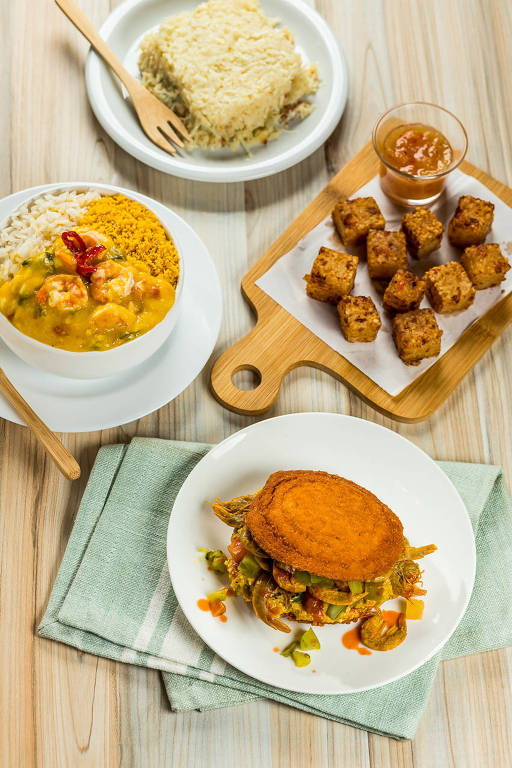 A foto mostra pratos como dadinho de tapioca, bobó de camarão e acarajé