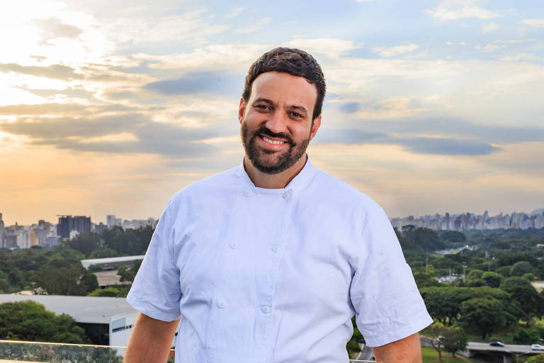 A foto mostra o chef Marcelo Corrêa Bastos com o Parque Ibirapuera ao fundo